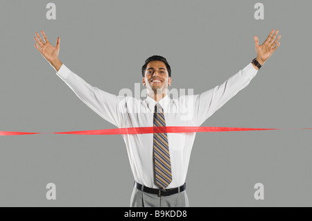 Businessman franchir la ligne d'arrivée Banque D'Images