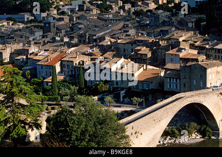 France, Drôme, Drôme Provençale, Nyons, Pont roman sur la rivière Eygues Banque D'Images