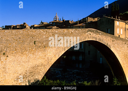 France, Drôme, Drôme Provençale, Nyons, Pont roman sur la rivière Eygues Banque D'Images