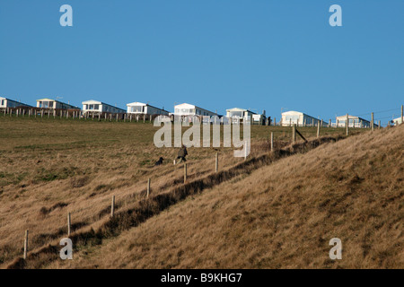 Vue du sentier du littoral de maisons mobiles à l'horizon, au-dessus de l'anse de Lulworth Dorset Angleterre Banque D'Images