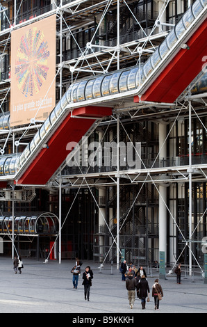 France, Paris, Centre Pompidou, par les architectes Renzo Piano, Richard Rogers et Gianfranco Franchini, façade Banque D'Images