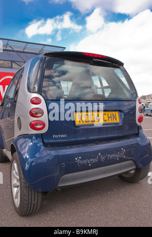 Une petite petite smart fortwo voiture dans un parking au Royaume-Uni Banque D'Images