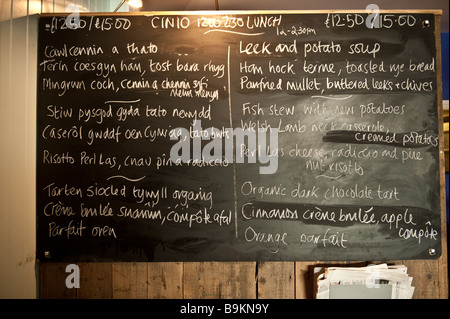 Les plats du jour menu écrit à la main sur le tableau noir dans le bar de l'hôtel Capitainerie Aberaeron Ceredigion Pays de Galles UK Banque D'Images