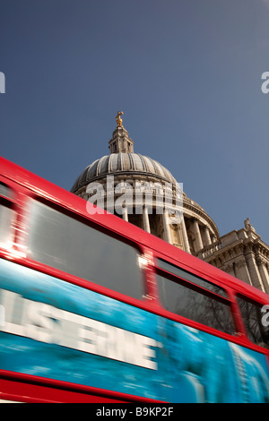 Bus de Londres La Cathédrale Saint Paul de passage Banque D'Images