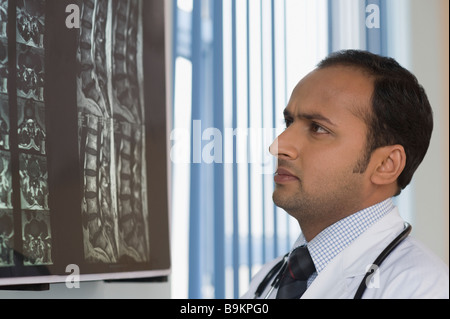L'examen d'une médecin x-ray report Banque D'Images