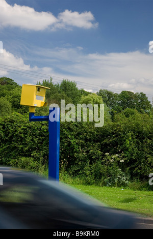 Une voiture passe par un radar sur une route au Royaume-Uni Banque D'Images