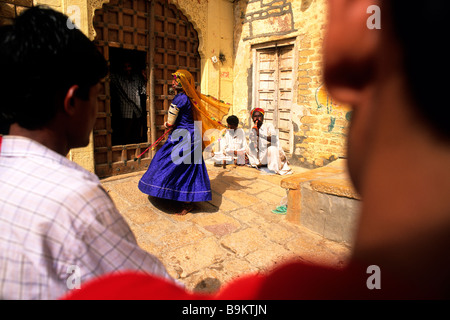 L'Inde, Rajasthan, Jaisalmer, Aklon danseuse Kalbeliya est en train de faire la danse du serpent et Babou Nath avec percussions et Chemina Banque D'Images