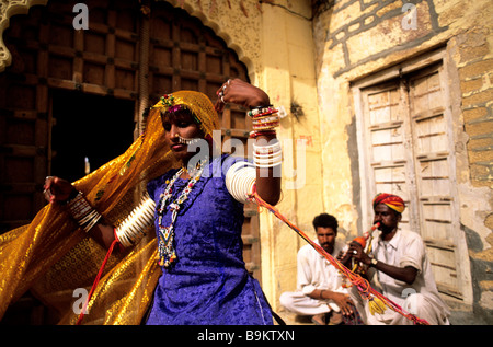 L'Inde, Rajasthan, Jaisalmer, Aklon danseuse Kalbeliya est en train de faire la danse du serpent et Babou Nath avec percussions et Chemina Banque D'Images