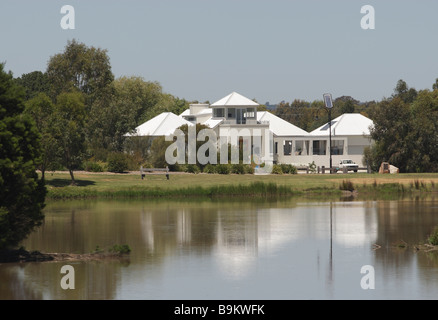 White villa sur la rive du lac Guyatt en vente,Victoria, Australie. Banque D'Images