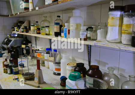 Produits chimiques sur une étagère dans un laboratoire Banque D'Images