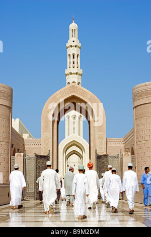 Sultanat d'Oman, Muscat, grande Mosquée Sultan Qaboos, l'heure pour la prière Banque D'Images