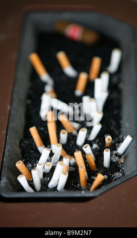Les mégots dans le cendrier de la nicotine du tabac Banque D'Images