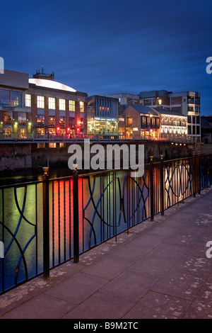 Riverside de bars dans la ville de York, sur les rives de la rivière Ouse dans la soirée Banque D'Images