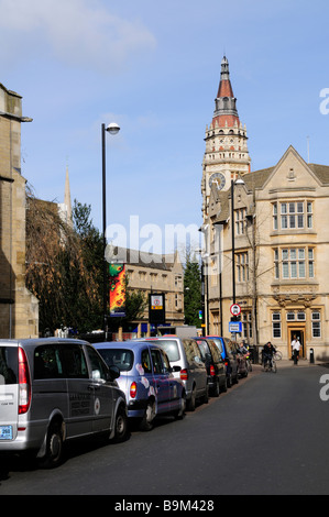 Des taxis à l'extérieur du Collège de Christ à l'égard de la Lloyds TSB Bank Building, Angleterre Cambridge UK Banque D'Images