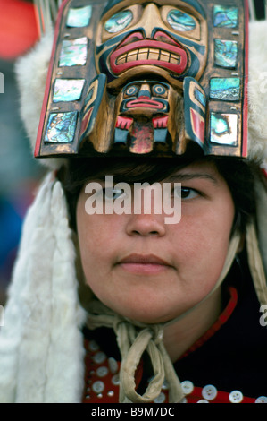 Portrait of Native American Indian Girl en masque de cérémonie traditionnelle coiffe et Regalia Pow Wow au British Columbia Canada Banque D'Images