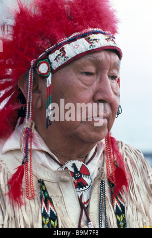 Personnes âgées Native American Indian Chief War Bonnet de cérémonie traditionnelles / Jambières et parure - Portrait Banque D'Images