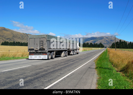 Camion de bétail sur l'autoroute 73, District de Selwyn, Canterbury, île du Sud, Nouvelle-Zélande Banque D'Images