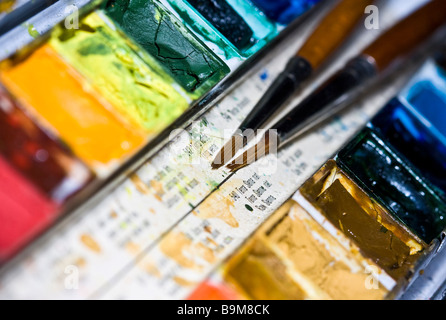 Beau gros plan du pinceau et l'outil de la couleur de l'eau Banque D'Images