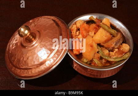 Un bol de curry de légumes sur une table en bois sombre. Banque D'Images