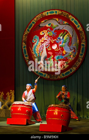 Taiwan, Taipei, Taiwan Cement Hall, Taipei Eye, percussionnistes lors d'une représentation d'opéra chinois Banque D'Images