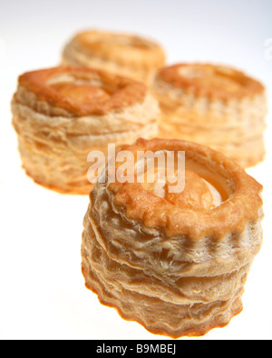 4 vol-au-vent feuilletés à cas en attente d'être remplis. Banque D'Images