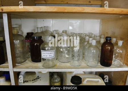 Bouteilles et bocaux en verre vides sur une étagère dans un laboratoire Banque D'Images
