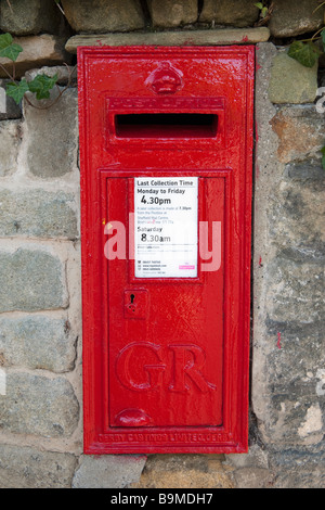 'Royal Mail' red postbox ensemble dans un mur de pierre Banque D'Images