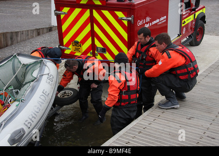 Rivière Medway fire service du moteur de simulation de l'équipement d'urgence de l'eau formation pompiers bateau Banque D'Images