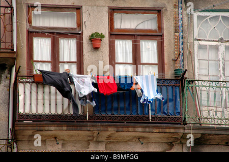 Suspendez les vêtements à sécher à partir d'un bloc d'appartements à Porto, Portugal. Banque D'Images