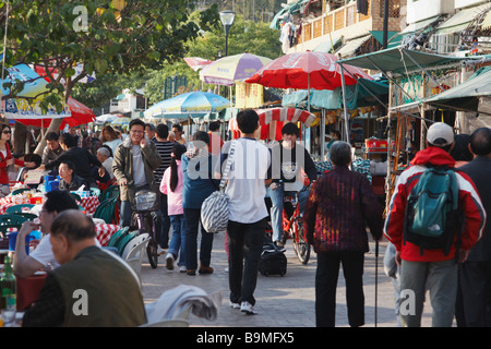 Les gens qui marchent le long de la promenade Waterfront, Cheung Chau, Hong Kong Banque D'Images