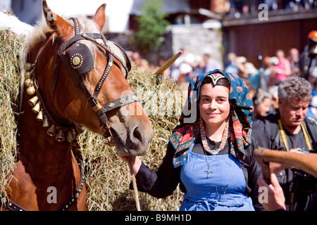 France, Savoie, Peisey Nancroix, Costume et Mountain festival, femme en costume Banque D'Images