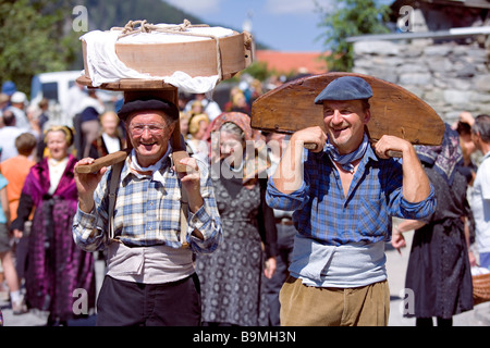 France, Savoie, Peisey Nancroix, Costume et Mountain festival, les hommes en costume Banque D'Images