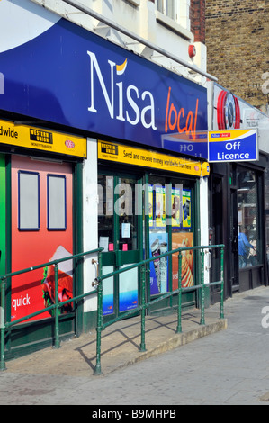 Shopping hors NISA Business et magasin de proximité local Rampe d'accès pour fauteuils roulants, panneaux Western Union à Bow in Tower Hamlets est de Londres Royaume-Uni Banque D'Images