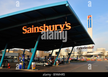 Romford The Brewery Retail Shopping Park & Sainsburys Fuel Station signe automobilistes achetant de l'essence et du diesel sous un grand toit à auvent Angleterre Royaume-Uni Banque D'Images