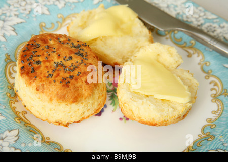 Salé délicieux scones au fromage sur une élégante plaque - un thé anglais traditionnel traiter à temps. Banque D'Images