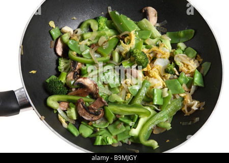 Un végétarien wok,avec,oignon,champignons,brocoli,chou chinois et mange-tout poivron vert cuisson dans un wok. Banque D'Images