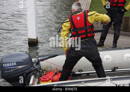 Rivière Medway fire service du moteur de simulation de l'équipement d'urgence de l'eau formation pompiers bateau Banque D'Images