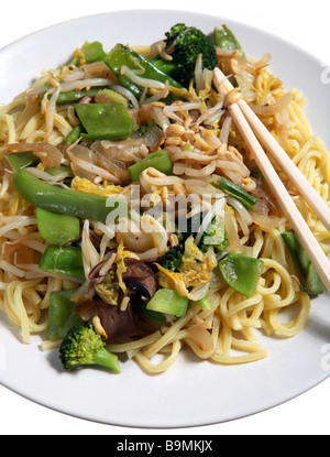 Un repas végétarien de chow mein sautés,avec,brocoli,nouilles,germes,mange-poivrons etc. Banque D'Images