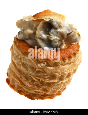 Un vol-au-vent feuilletés à cas remplis de champignons et de poulet dans une sauce blanche. Banque D'Images