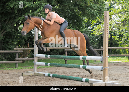 Saut man sur un poney sans selle et avec seulement la bague de col Banque D'Images