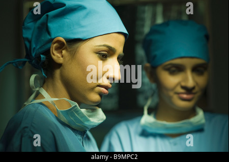 Deux femmes médecins dans un hôpital Banque D'Images
