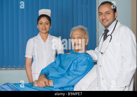 Portrait of smiling médecins avec un patient Banque D'Images