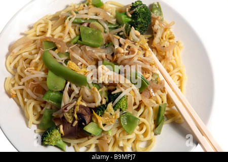 Un repas végétarien de chow mein sautés,avec,brocoli,nouilles,germes,mange-poivrons etc. Banque D'Images