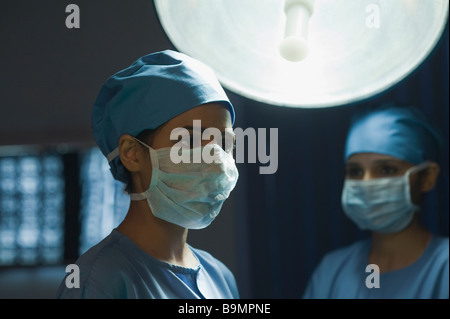 Deux femmes médecins dans une salle d'opération Banque D'Images