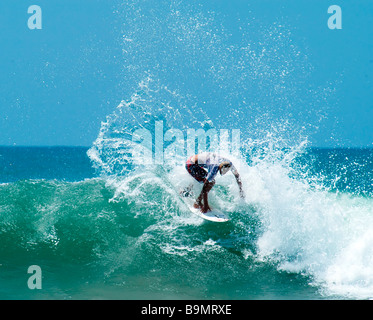 Un homme prend sur le surf et le jet à Arugam Bay au Sri Lanka Banque D'Images