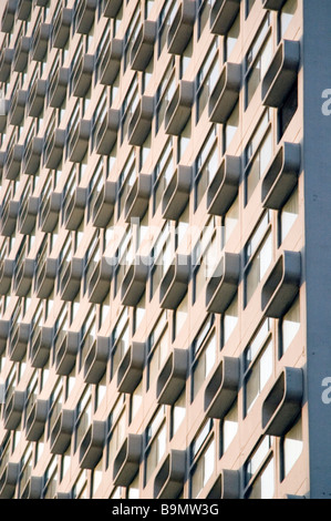 Premier Lodge Hotel à Manchester, Angleterre montrant les fenêtres de l'hôtel diagonal en symétrie. Banque D'Images