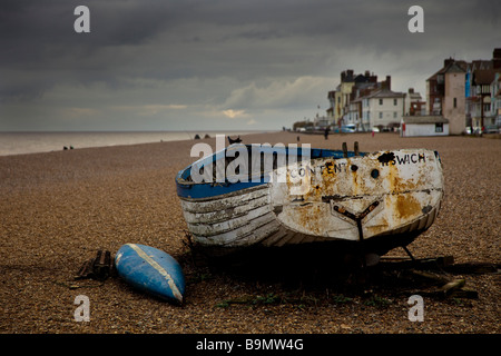 Un seul bateau à rames seul sur la plage d'Aldeburgh Banque D'Images