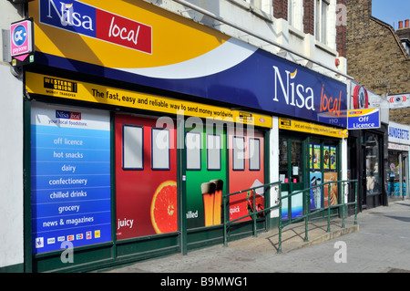 Shopping hors NISA Business et magasin de proximité local Rampe d'accès pour fauteuils roulants, panneaux Western Union à Bow in Tower Hamlets est de Londres Royaume-Uni Banque D'Images