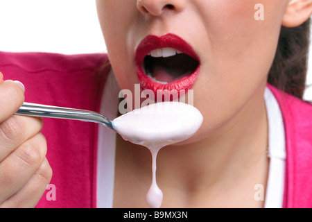 Gros plan d'une femme sur le point de manger un yogourt de spoonfull Banque D'Images