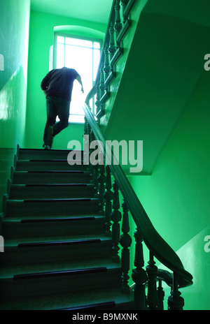 Homme qui court à l'étage Banque D'Images